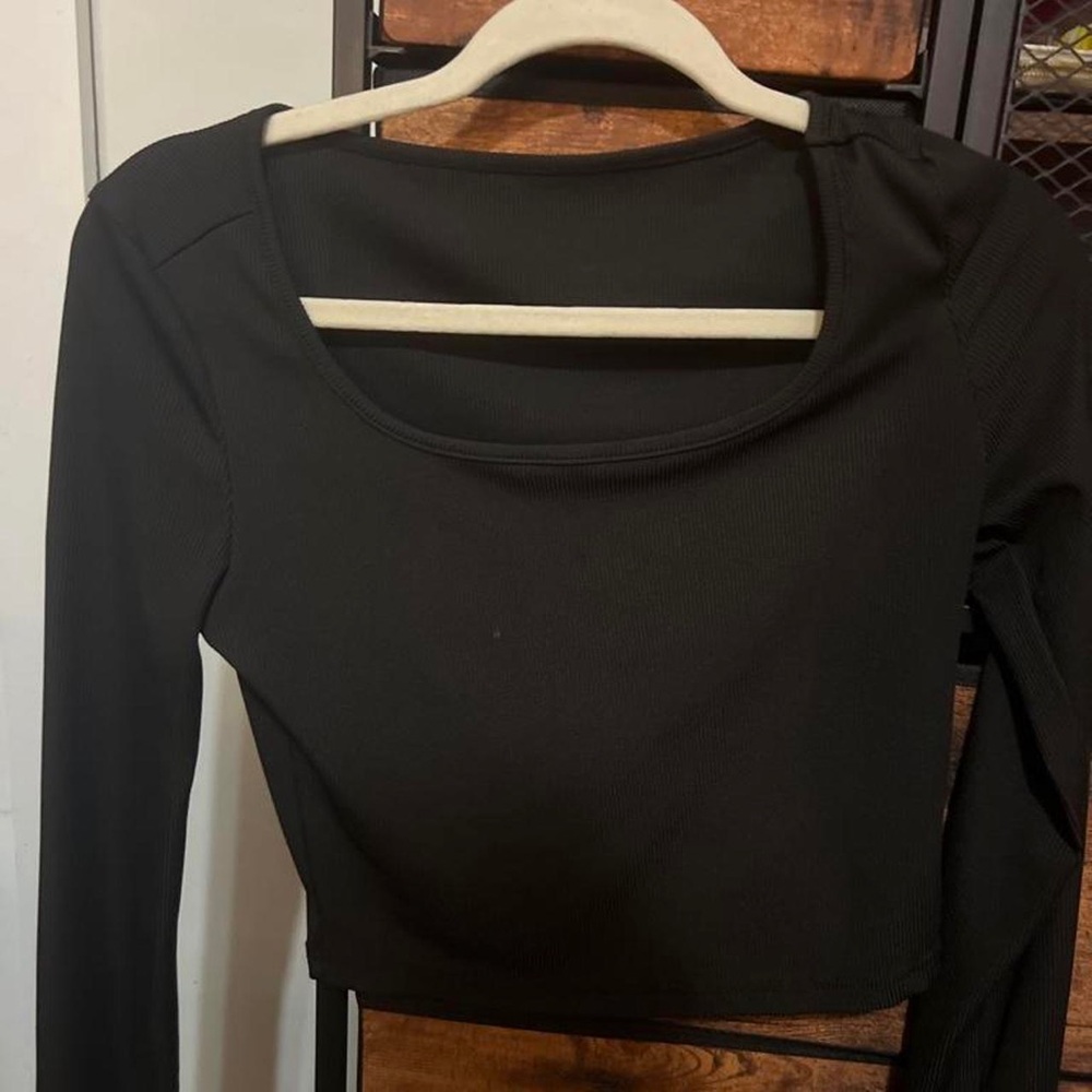 SHEIN Black Long-Sleeve Scoop Neck Crop Top